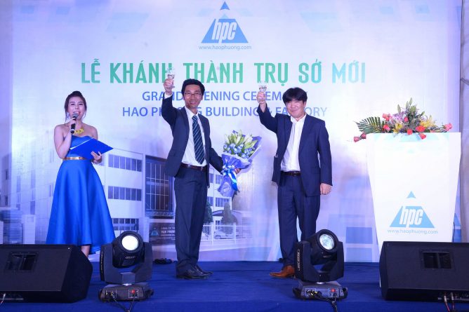 Giám Đốc tài chính hạo phương trao hoa