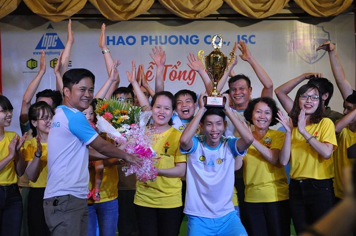 Hạo Phương trao cup và hoa cho nhà vô địch