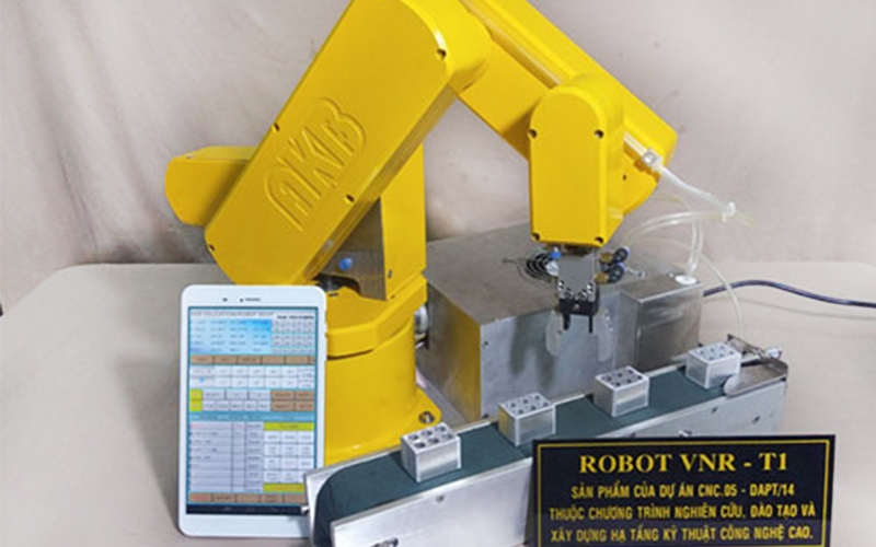 Robot 5 bậc tự do phục vụ đào tạo do Việt Nam sáng chế