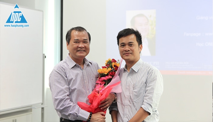CTHĐQT Nguyễn Tất Dương tặng hoa giảng viên