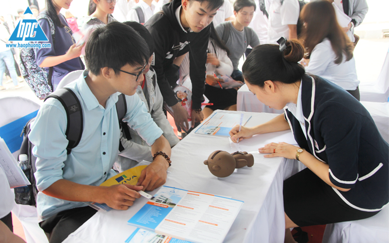 Hạo Phương thu hút nhiều sự quan tâm của sinh viên tại ngày hội việc làm