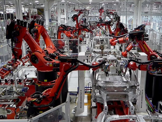 Robot sử dụng trong nhà máy sản xuất ôtô