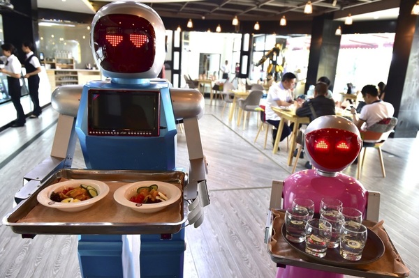 Robot phục vụ trong nhà hàng