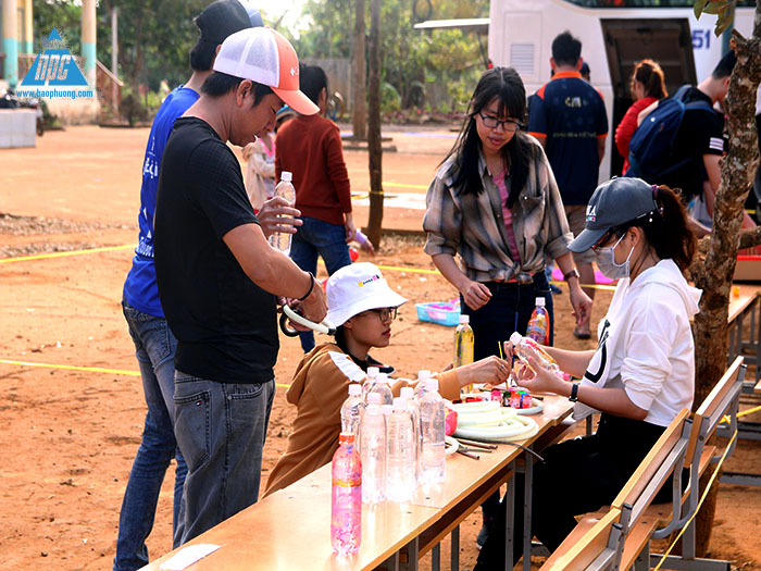 Nhóm 1 đang sơn trang trí các chai cho trò chơi “Thảy vòng”