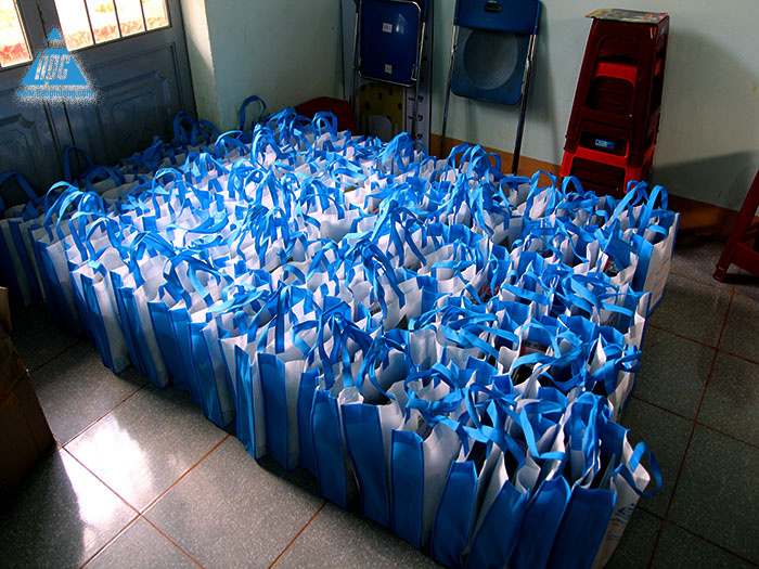 Các phần quà đã được chuẩn bị sẵn sàng để trao tận tay đến các em học sinh nghèo