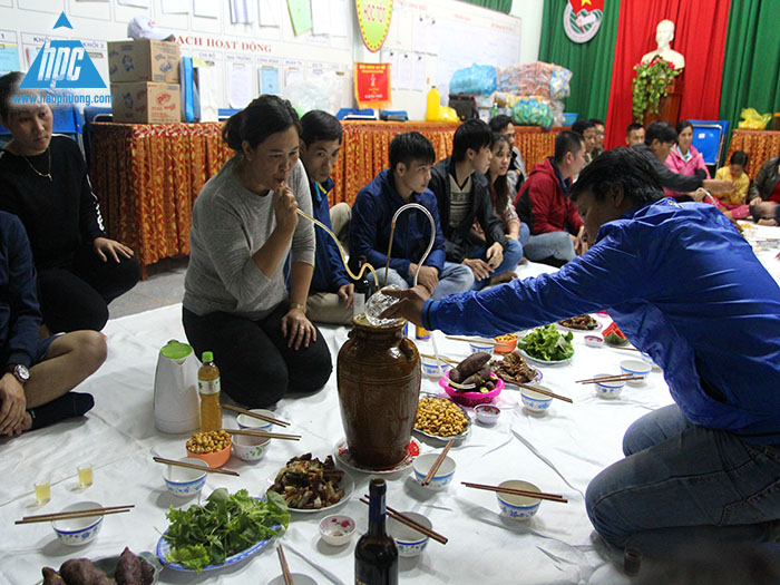 Nhà trường và đoàn thiện nguyện công ty Hạo Phương cùng nhau giao lưu và thưởng thức rượu cần