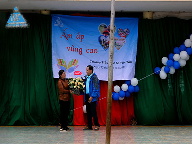 Trao hoa kỷ niệm cho trường Tiểu học Lê Văn Tám