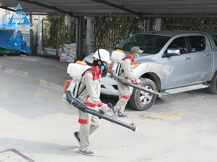 Hạo Phương tiến hành phun thuốc khử trùng và đo thân nhiệt phòng dịch Covid-19