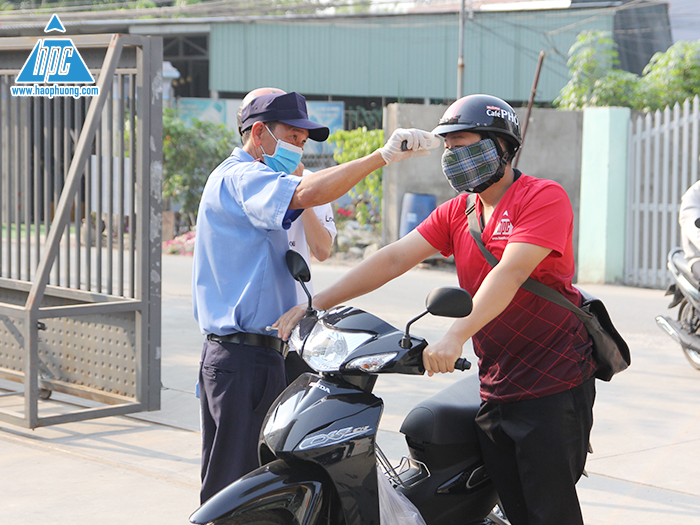 Hạo Phương tiến hành phun thuốc khử trùng và đo thân nhiệt phòng dịch Covid-19