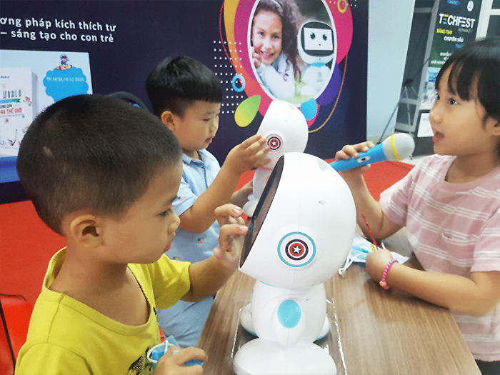 Robot học tập Erobo2 và giải trí cho trẻ em