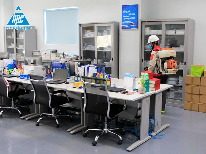 Hạo Phương tổ chức phun thuốc khử trùng toàn bộ trụ sở tại Bình Dương