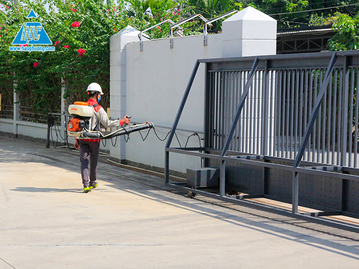 Hạo Phương tổ chức phun thuốc khử trùng toàn bộ trụ sở tại Bình Dương