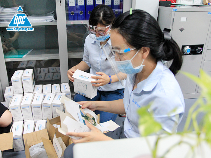 Hạo Phương trang bị hơn 200 chiếc kính chắn giọt bắn cho toàn thể nhân viên